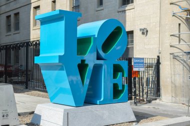 Montreal, Kanada - 16 Eylül 2017: Montreal Güzel Sanatlar Müzesi aşk güzel bir heykel ile