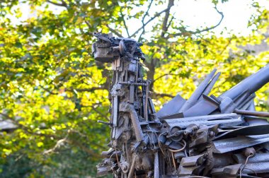 Montreal. Kanada-1 Ekim 2017: Montreal Güzel Sanatlar Müzesi dışında demir devekuşu heykeli.