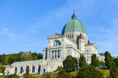 Mount Royal, Saint Joseph's hitabet Montreal'de bulunan Kanada'nın en büyük Kilisesi ise Kanada bayrağı