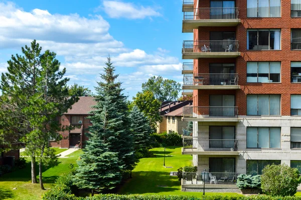 Montreal, Kanada'da büyük windows ile modern konut binalar.