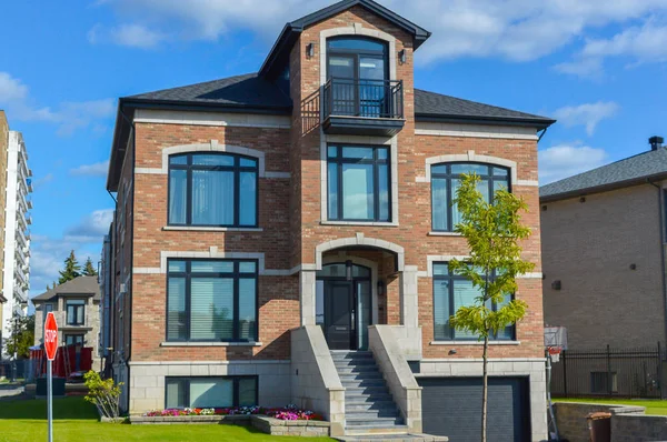 Casa Moderna Cara Con Enormes Ventanas Montreal Canadá — Foto de Stock