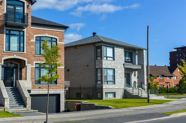 Casa Moderna Cara Con Enormes Ventanas Montreal Canadá —  Fotos de Stock