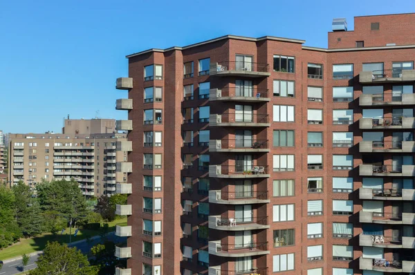Montreal, Kanada'da büyük windows ile modern konut binalar.