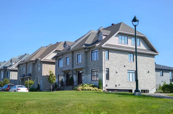 モントリオール カナダの大きな窓のある高価な近代的な家 — ストック写真