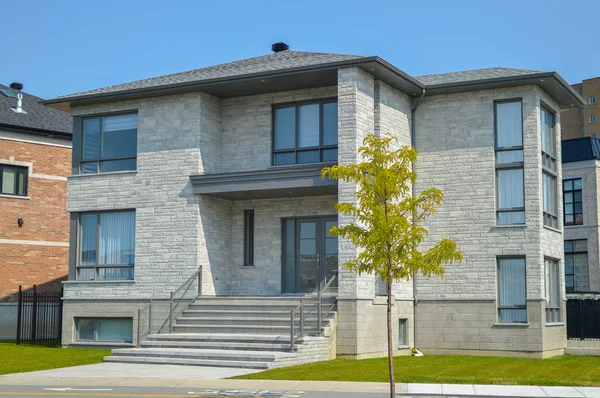 Casa Moderna Cara Con Enormes Ventanas Montreal Canadá — Foto de Stock