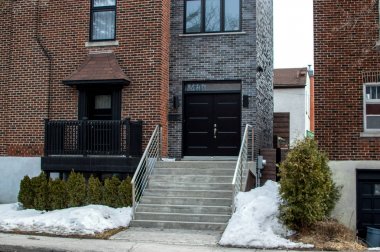 Montreal, Kanada eski evde mavi gökyüzü karşı