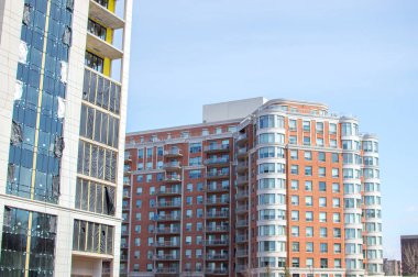 İnşaat ve modern konut binalar büyük pencereler ve balkon Montreal, Kanada