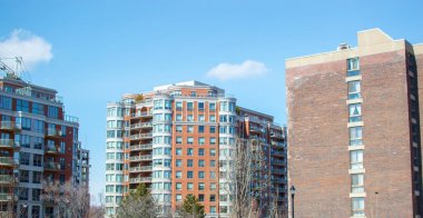 İnşaat ve modern konut binalar büyük pencereler ve balkon Montreal, Kanada