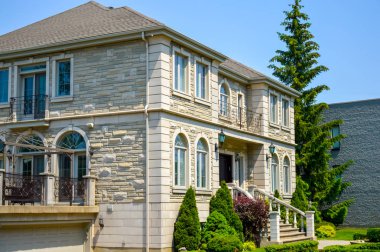 Mavi gökyüzü karşı Montreal, Kanada'da lüks ev
