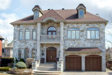 Mavi gökyüzü karşı Montreal, Kanada'da lüks ev