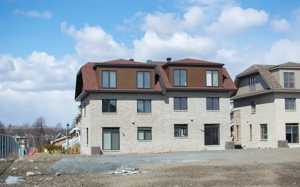 加拿大蒙特利尔未完工的豪华住宅对蓝天 — 图库照片