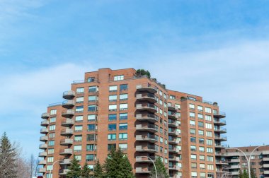 Montreal, Kanada'da büyük windows ile modern konut binalar. 