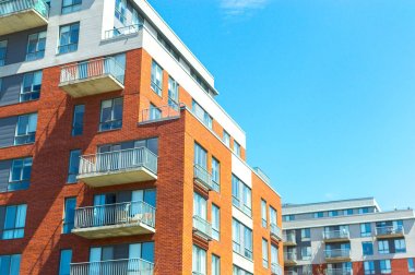 Montreal, Kanada'da büyük windows ile modern konut binalar.