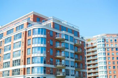 Montreal, Kanada'da büyük windows ile modern konut binalar.