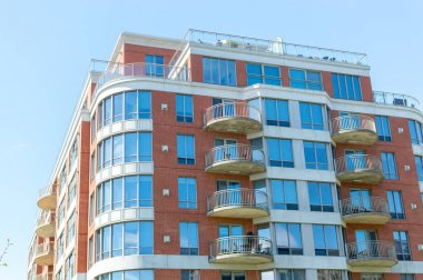 Montreal, Kanada'da büyük windows ile modern konut binalar.