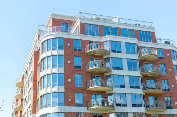 Montreal, Kanada'da büyük windows ile modern konut binalar.