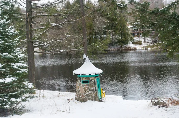 Piccola Casa Lago Canada — Foto Stock