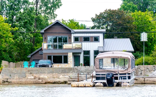 Modernes Haus Montreal Area Canada Gegen Blauen Himmel Wasser Mit — Stockfoto