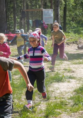 Orman glade vadede rekabet. Çocuklar. Parlak, güneşli, yaz günü. Yaz spor kampı. Petrozavodsk. Haziran 2015