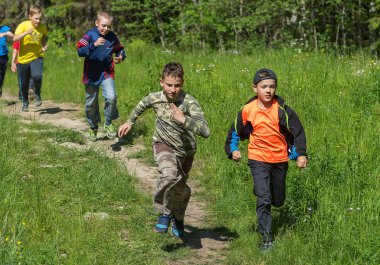 Çocuklar yol boyunca damıtma için çalıştırın. Yaz spor kampı. Petrozavodsk. Haziran 2015
