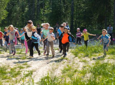 Orman glade vadede rekabet. Çocuklar. Parlak, güneşli, yaz günü. Yaz spor kampı. Petrozavodsk. Haziran 2015