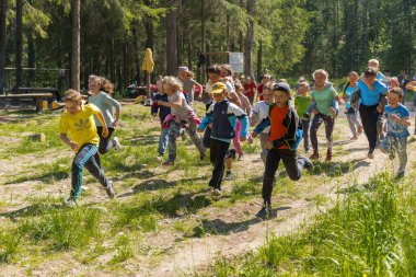 Orman glade vadede rekabet. Çocuklar. Parlak, güneşli, yaz günü. Yaz spor kampı. Petrozavodsk. Haziran 2015