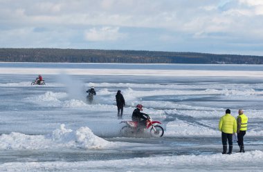 Kış gölde yarış motosiklet. 