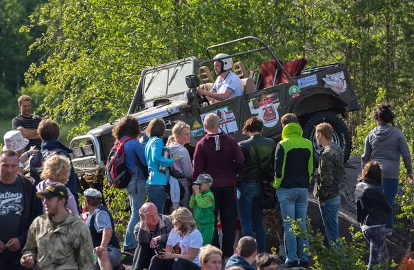 22.07.2017. off-road yarış. Girvas 22/07/2017. SUV, cip, ATV. Yaz, kum. İnsanlar geçer