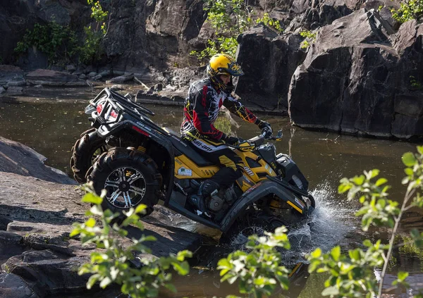 22.07.2017. off-road yarış. Girvas 22/07/2017. SUV, cip, ATV. Yaz, kum. Suya dalmış