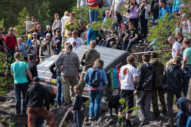  22.07.2017.off-road yarış. Girvas. SUV, cip, ATV. Yaz, kum. Yarış sürücüsü kayalarda sıkıştı