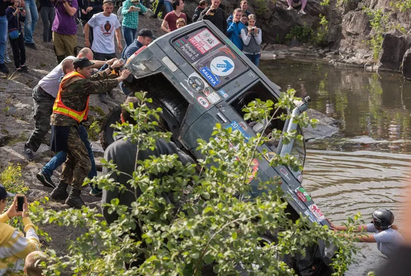  22.07.2017.off-road yarış. Girvas. SUV, cip, ATV. Yaz, kum. Ölümcül tehlike. Zor yol gerinmek off-roader yarış katılımcıların çevirir.