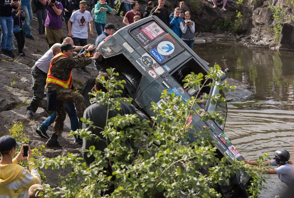  22.07.2017.off-road yarış. Girvas. SUV, cip, ATV. Yaz, kum. Ölümcül tehlike. Zor yol gerinmek off-roader yarış katılımcıların çevirir.