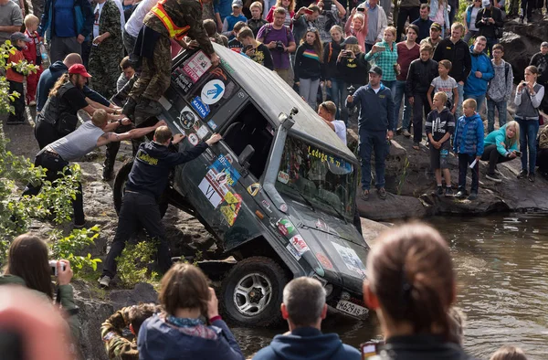  22.07.2017.off-road yarış. Girvas. SUV, cip, ATV. Yaz, kum. Ölümcül tehlike. Zor yol gerinmek off-roader yarış katılımcıların çevirir.