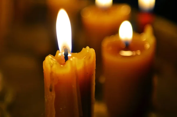 Зажигание античных свечей — стоковое фото