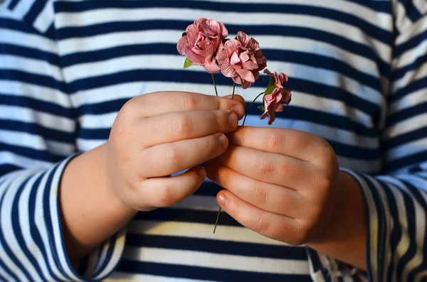 Blumen in den Händen eines Kindes — Stockfoto