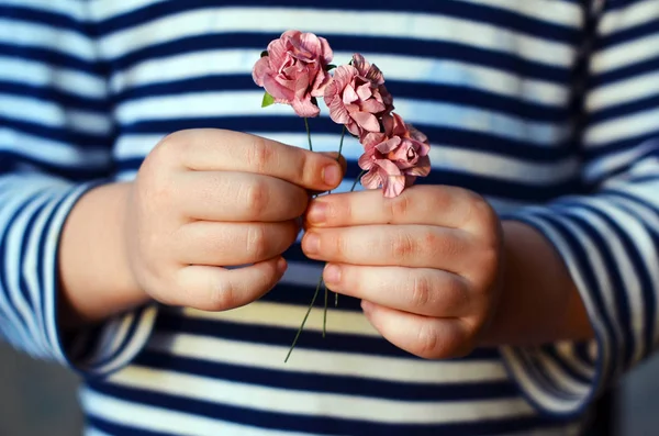 Blumen in den Händen eines Kindes — Stockfoto