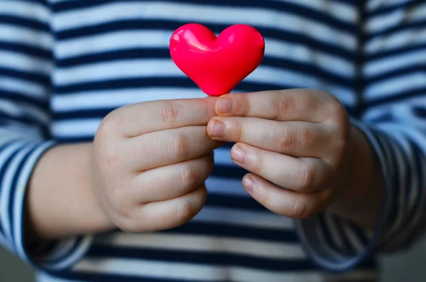 Coeur dans les mains de l'enfant — Photo