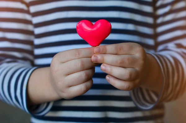 Hart in handen van kind — Stockfoto