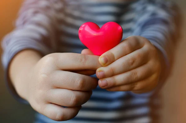 Серце в руках дитини — стокове фото