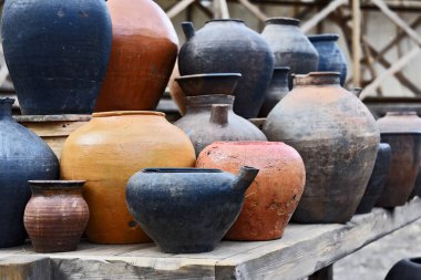 Raflarda çeşitli antika tabaklar var. Güzel ve şık..