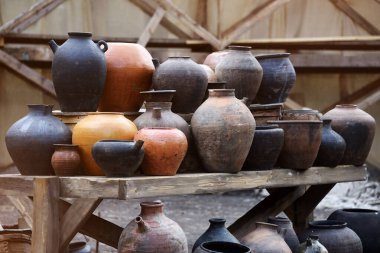 Raflarda çeşitli antika tabaklar var. Güzel ve şık..