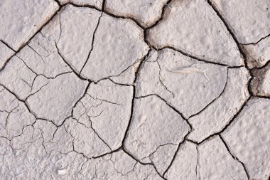 Kuru ve çatlak toprak. Kuraklık. Kurumuş, susuz bir cilde benziyor. Güzel arka planlar, masaüstünüz için ekran koruyucu. metin için bir yer var.