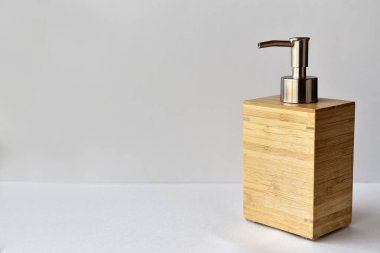 Sıvı sabun şişesi ve el dezenfektanı. Coronavirus COVID 19 döneminde temizliğe, kişisel hijyene bağlılık