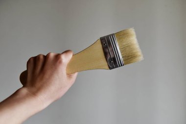 Büyük fırça, ahşap taban, sentetik kıllar, yığın. Yakın plan, mesaj için bir yer var, beyaz arkaplan. Tasarım, yaratıcılık.