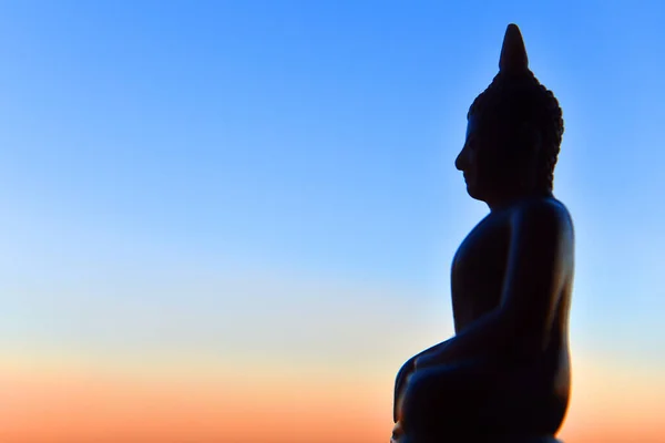 Figurine Bouddha Coucher Soleil Silhouette Dieu Contre Ciel Calme Harmonie — Photo