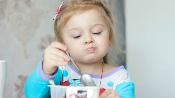 Μικρό Κορίτσι Απολαμβάνει Τρώει Ένα Γιαούρτι Ένα Κουτάλι Royalty Free Βίντεο Αρχείου