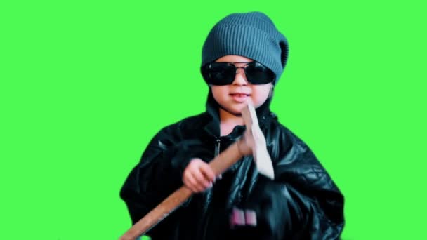 Małe Dziecko Ubrane Jak Bully Młotkiem Grozi Osób Materiał Zielonym — Wideo stockowe
