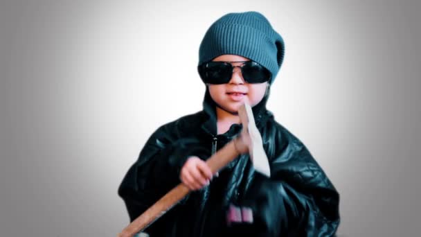 Small Child Dressed Bully Hammer Threatens People Footage Gradient Background — Stock Video