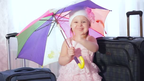 Uma Menina Está Lado Sua Bagagem Segurando Guarda Chuva — Vídeo de Stock