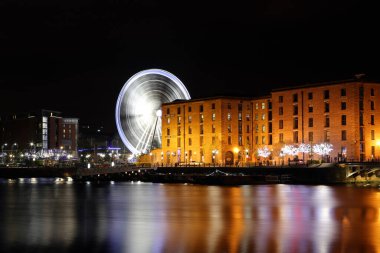 Liverpool, İngiltere 'deki Albert Dock binalarının ve depolarının gece görüşü